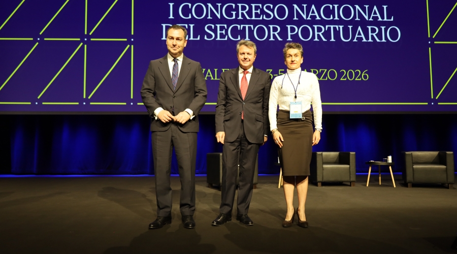 Gustavo Santana, presidente de Puertos del Estado; José Antonio Santano, secretario de Estado de Transportes y Movilidad Sostenible; y Mar Chao, presidenta de la Autoridad Portuaria de Valencia. Foto R. T.