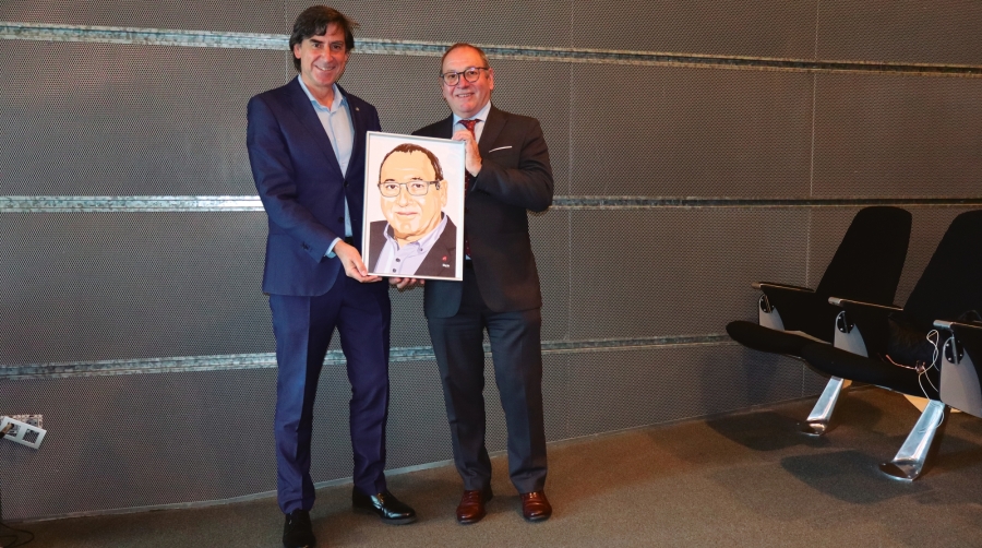 Santiago Rodríguez Vega, presidente de la Autoridad Portuaria de Avilés, y Jaime Pinedo, delegado de Diario del Puerto en la Zona Norte.