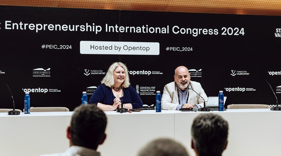 Jo North, Directora de Ecosistemas de Innovación del Puerto de Tyne, y Juan Manuel Díez, Jefe de Planificación Estratégica e Innovación de la Autoridad Portuaria de Valencia en el último PEIC (Port Entrepreneurship International congress), organizado por Opentop.