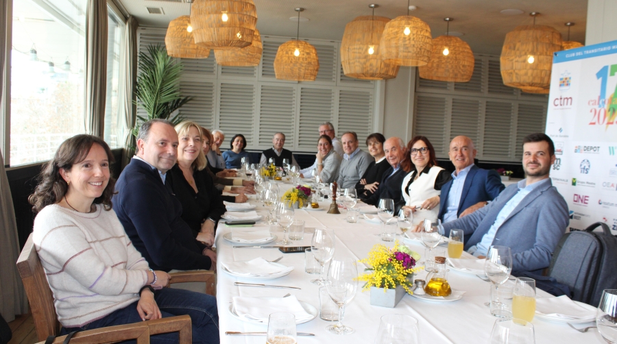 La junta directiva y parte de los socios del Club del Transitario Marítimo (CTM) en la presentación de la Calçotada del Club de 2025 en el restaurante la Barceloneta. Foto C.C.