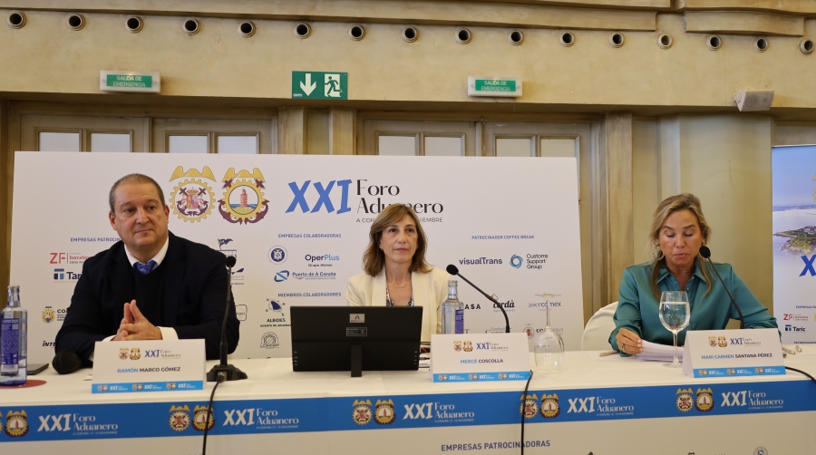 Ramón Marco Gómez, responsable de innovación del Colegio Oficial de Agentes de Aduanas y Representantes Aduaneros de Barcelona, Mercè Coscolla, directora del Colegio Oficial de Agentes de Aduanas y Representantes Aduaneros de Barcelona, y Mari Carmen Santana Pérez, presidenta del Colegio Oficial de Agentes de Aduanas y Representantes Aduaneros de Las Palmas, durante su presentación en el XXI Foro Aduanero. Foto: J. M.