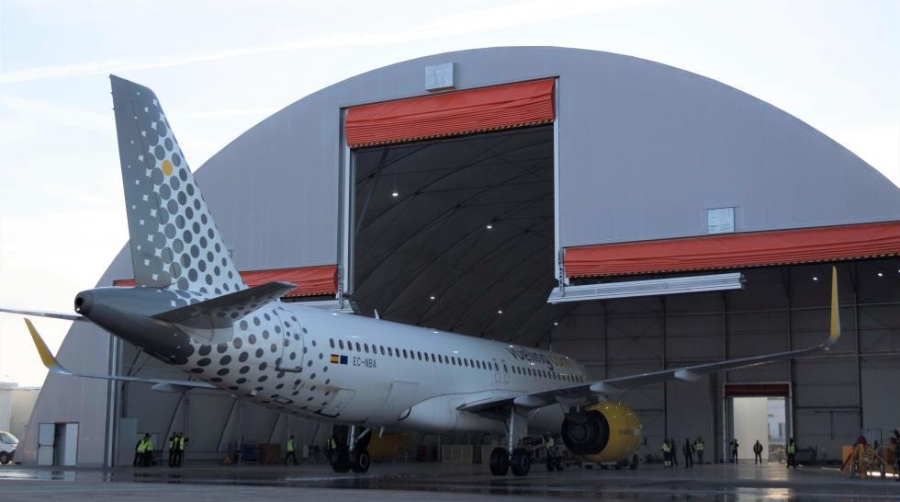 Nuevo hangar de mantenimiento de aviones con la entrada de la primera aeronave para la realización de trabajos de mantenimiento en base.