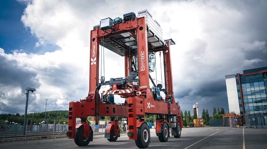 Los straddle carriers eléctricos de Kalmar equipados con la batería Gen 2 podrán alcanzar un tiempo neto de operación de hasta 10 horas.