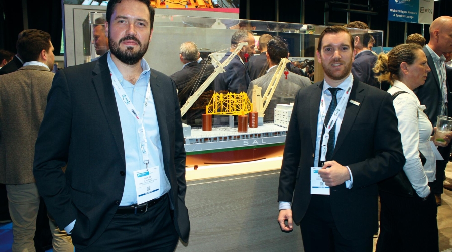 A la izquierda, Carlos Claramunt, Manager Chartering &amp; Projects de Jumbo-SAL Alliance (Spain), con Alberto Aguilaniedo, Marine Projects de Jumbo-SAL Alliance en Hamburgo.