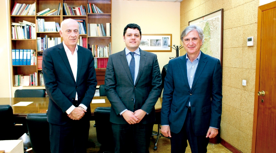 De izquierda a derecha, Javier Ar&aacute;n, vicepresidente Foro MADCargo; Abel Bueno, director general de Transportes y Movilidad de la Comunidad de Madrid; y Jes&uacute;s Cu&eacute;llar, presidente de Foro MADCargo.