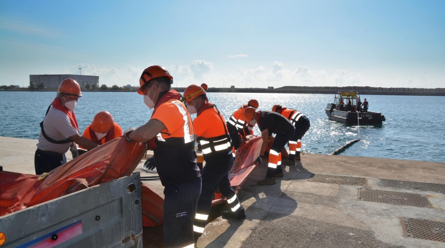 El Comité de Empresa de Amarradores del Puerto de Sagunto mantiene las movilizaciones para las próximas jornadas. Foto: Raúl Tárrega.