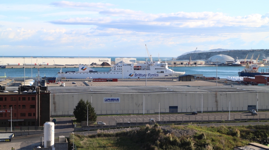 El Puerto de Bilbao retrasa el cobro a clientes concesionarios y adelanta el pago a proveedores