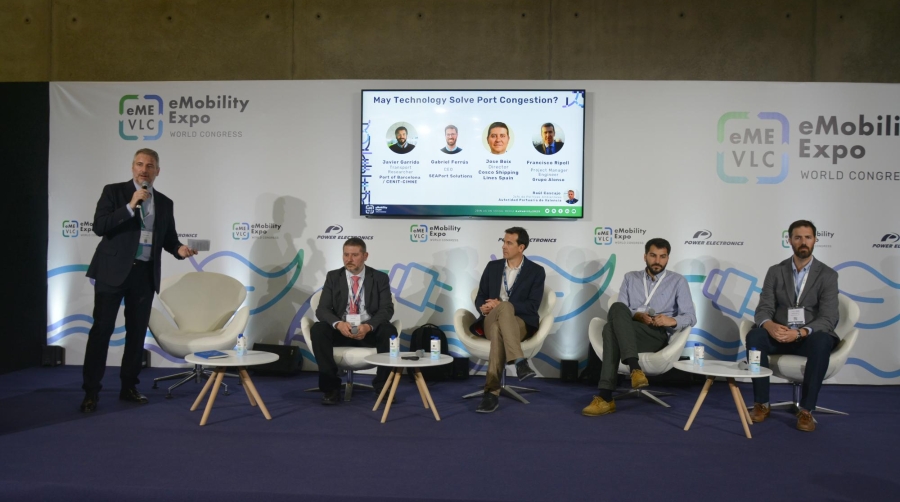 Raul Cascajo, jefe de Políticas Ambientales de la Autoridad Portuaria de Valencia; José Boix, director de COSCO Shipping Lines Valencia; Francisco Ripoll, gestor de Proyectos del Grupo Alonso; Javier Garrido, transport researcher del CENIT (Center for Innovation in Transport); y Gabriel Ferrús, CEO de SEAPort Solutions; durante la mesa redonda sobre congestión portuaria en el marco del eMobility Expo World Congress. Foto: Raúl Tárrega.