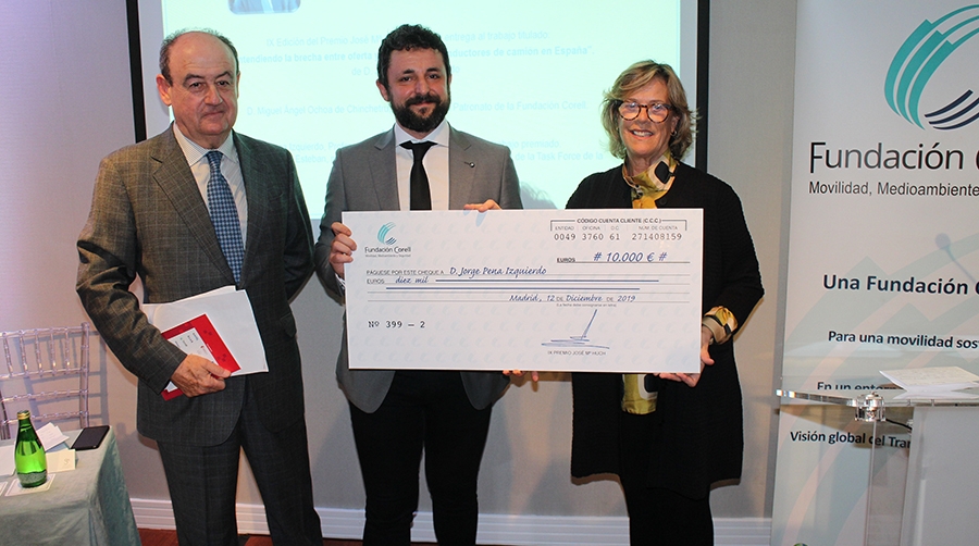 De izquierda a derecha, Miguel &Aacute;ngel Ochoa, presidente de la Fundaci&oacute;n Francisco Corell; Jorge Pena, profesor de Econom&iacute;a Aplicada; e Isabel de Huch, viuda de Jos&eacute; Mar&iacute;a Huch, en la entrega del IX Premio Jos&eacute; Mar&iacute;a Huch.