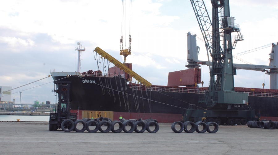 El buque “MV Orion” atracado en la terminal Sammer de Grupo Mestre, duranta la operativa de descarga. Foto C.C.