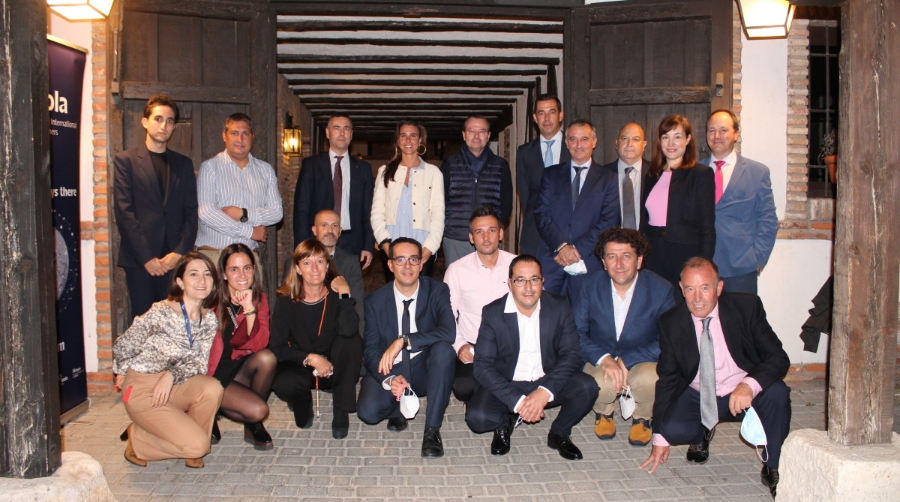 El equipo del Grupo Arola posa para Diario del Puerto durante el cocktail con motivo de la inauguraci&oacute;n de Fruit Attraction. Foto BC.