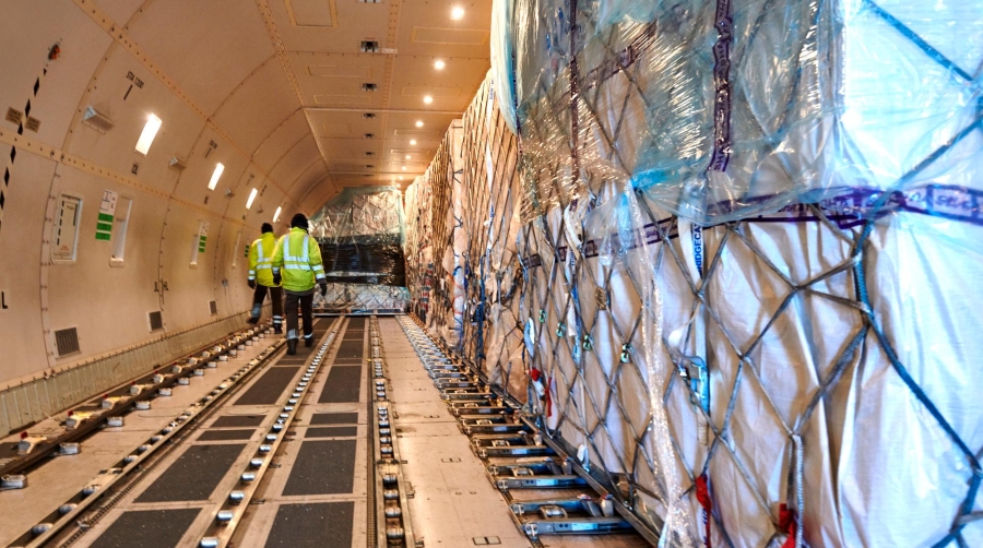 El vuelo chárter de carga semanal proporciona 50 toneladas de capacidad.