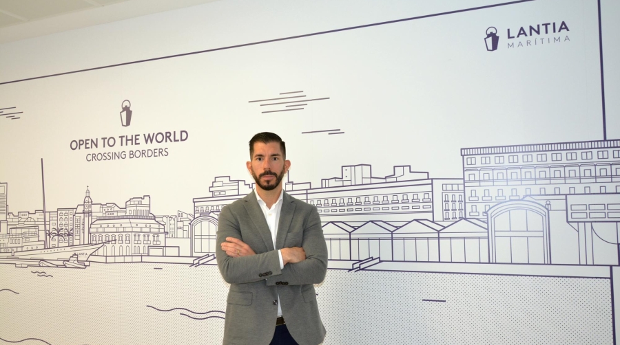Eduardo Alemany, branch manager de Lantia Marítima Valencia, en la nueva sala de reuniones de la firma que cuenta con un detalle de la Marina. Foto L. Dolz.