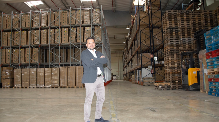Ernesto Morell, director de Anexa Log&iacute;stica, en las instalaciones de 10.000 m2 que tiene la transitaria en Riba-roja.