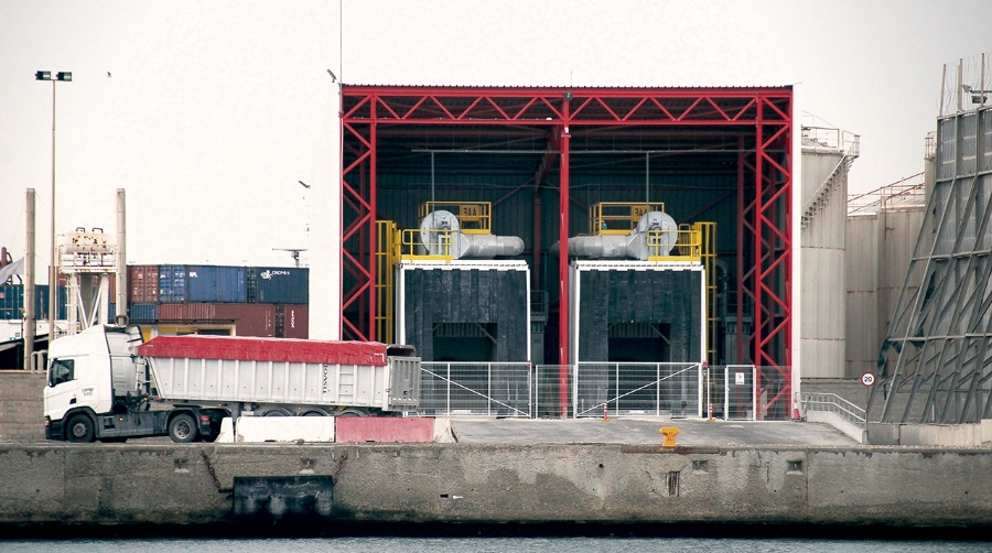 La terminal de graneles sólidos de Eiffage, a pleno rendimiento