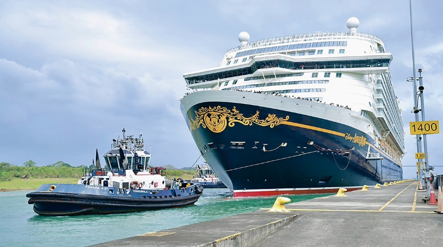 El crucero “Disney Adventure” en su tránsito por el Canal de Panamá.