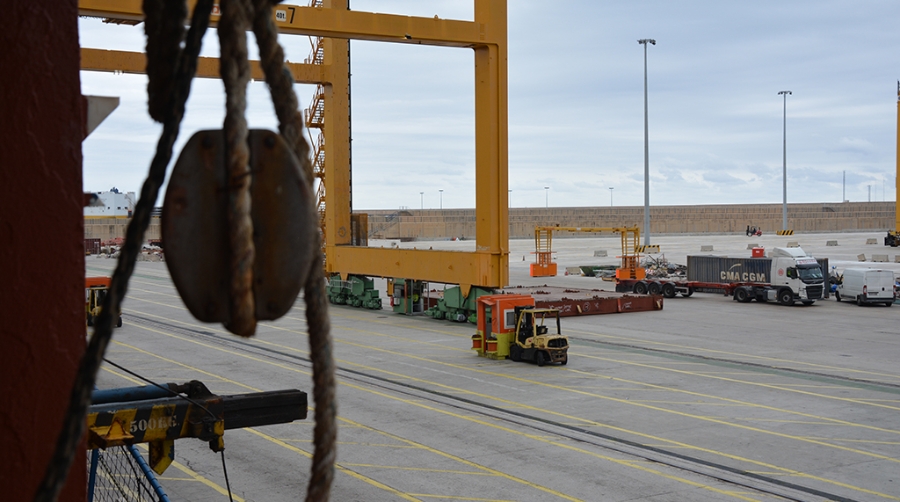 El viento obliga a cerrar el tr&aacute;fico y la operativa mar&iacute;tima en las terminales del Puerto de Valencia