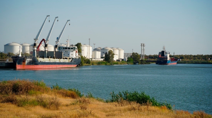 Terminales de Aldeport y Sevitrade al sur del Puerto de Sevilla.