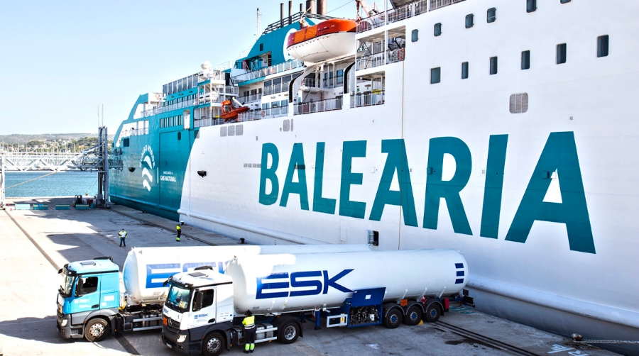 Bale&agrave;ria inicia las operaciones de bunkering de GNL desde cami&oacute;n en D&eacute;nia