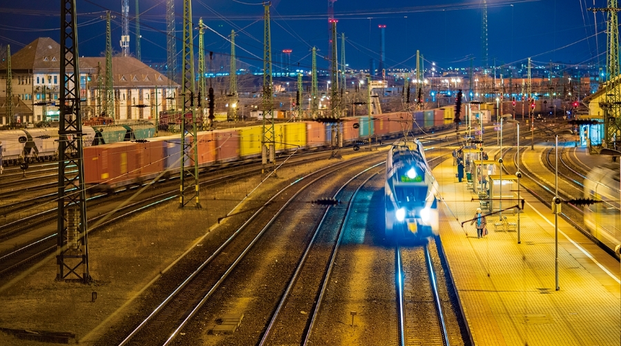 ...y el ferrocarril, el más débil