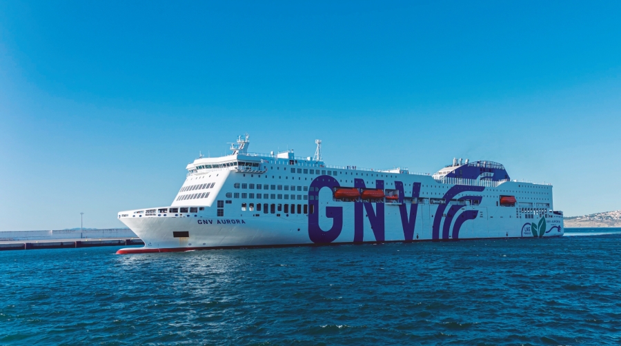 El “GNV Aurora” dispone de 53.000 toneladas de registro bruto, 218 metros de eslora y capacidad para más de 1.700 pasajeros y 2.780 metros lineales de carga.