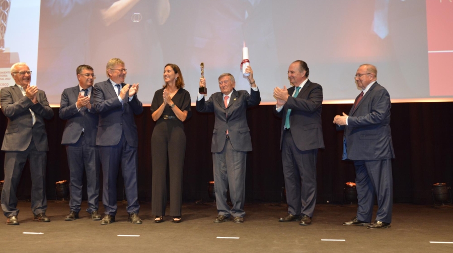 Momento en el que Francisco Roca Monzó recibe el premio de Cámara Valencia a la Trayectoria Empresarial. En la imagen, de izquierda a derecha, Joan Ribó, alcalde de Valencia; Enric Morera, presidente de Les Corts; Ximo Puig, presidente de la Generalitat Valenciana; Reyes Maroto, ministra de Industria, Comercio y Turismo; Francisco Roca Monzó; José Vicente Morata, presidente de Cámara Valencia; y José Luis Bonet, presidente de Cámara España. Foto: Raúl Tárrega.