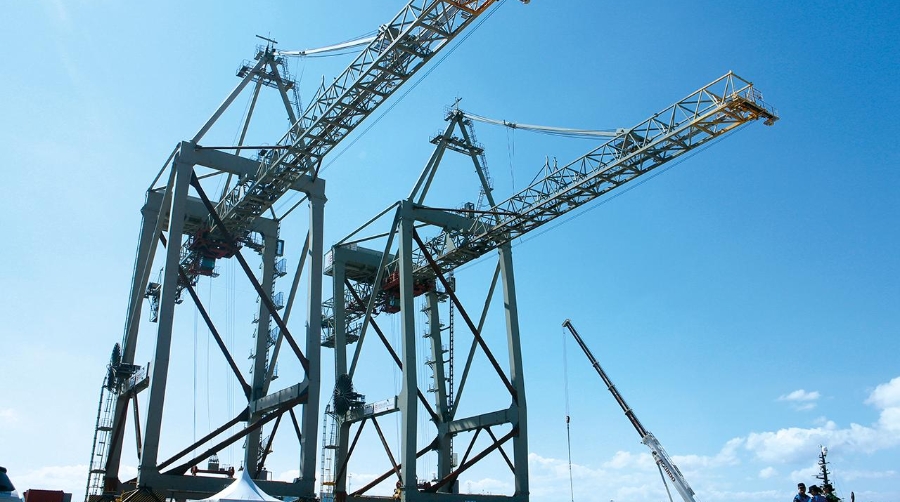 La terminal de Boluda en Santander toma forma con la llegada de sus grúas