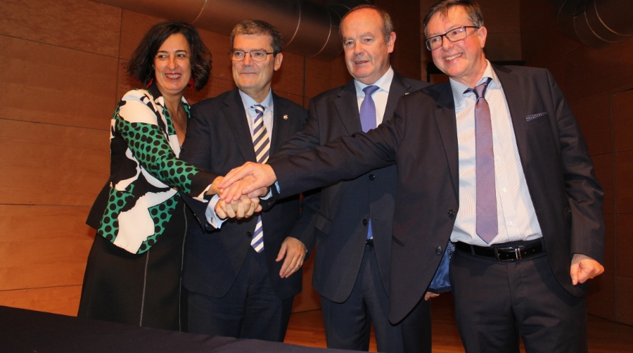 Desde la izquierda: Lorea Bilbao, diputada foral de Euskera, Cultura y Deporte de Bizkaia; Juan Mari Aburto, alcalde de Bilbao; Ricardo Barkala, presidente de la Autoridad Portuaria de Bilbao; Olivier Lemaire, director general de AIVP. Foto J.P.