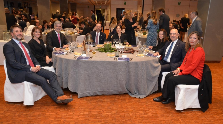 Mesa presidencial de la Cena Benéfica de Propeller Valencia a beneficio de Aportem-Puerto Solidario Valencia. De izquierda a derecha: Rubén Marín, Pilar Gascó, Francisco Prado, Alfredo Soler, Laura Ibáñez, Ana Vega Pons, Pedro Coca y Débora Martínez. Foto R. T.