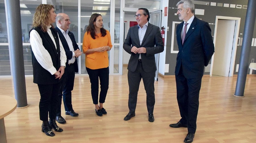 Rubén Ibáñez, presidente de PortCastelló, dialoga con Francisco Prado, director general de Grupo Diario, y parte del equipo de Grupo Diario.