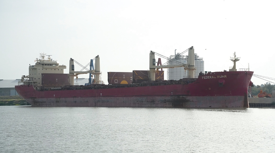 El “Federal Ruhr” atracado en el Puerto de Sevilla.