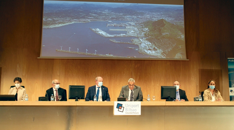Inmaculada Ugarteche, directora de UniportBilbao; Asier Varona, secretario; Ricardo Barkala, vicepresidente 1&ordm;; Jimmy Jaber, presidente; Jon Loro&ntilde;o, tesorero; Elvira Gallego, vicepresidente 2&ordm;. Foto J.P.