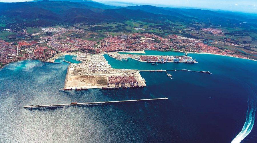 Vista aérea de la Dársena de Algeciras con la terminal TTIA en primer término.