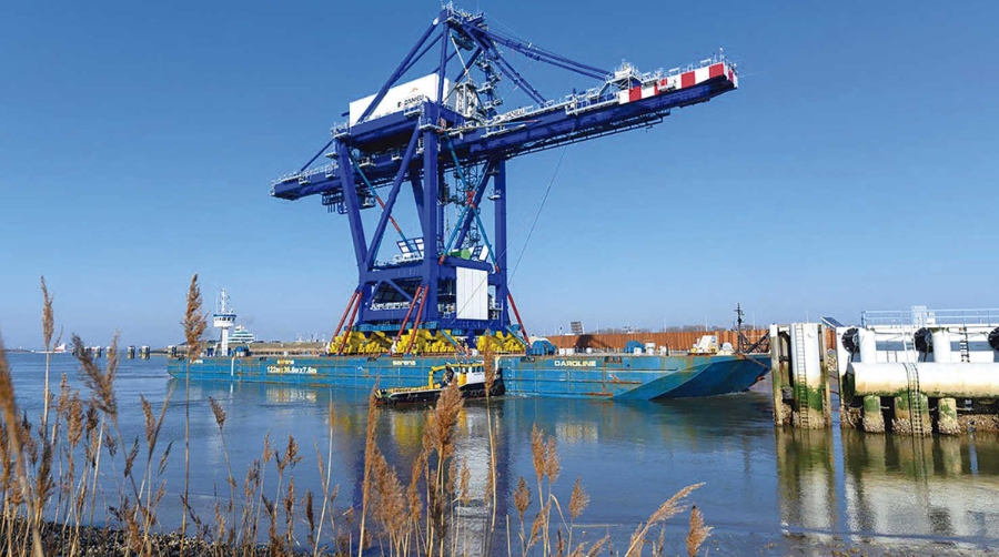 La gabarra &ldquo;Caroline&rdquo;, con la gr&uacute;a a bordo, a su paso por el puerto mar&iacute;timo holand&eacute;s de Terneuzen de camino a Gante.