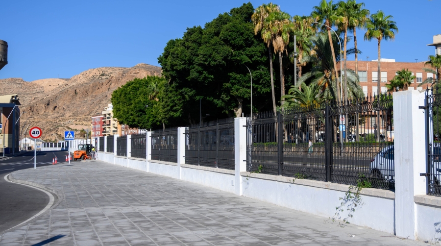 El Puerto de Almería renueva el vallado perimetral con un diseño ornamental