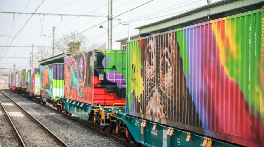 Durante su gira europea, se a&ntilde;adieron a Noah&rsquo;s Train dos contenedores dise&ntilde;ados por artistas callejeros de renombre local.
