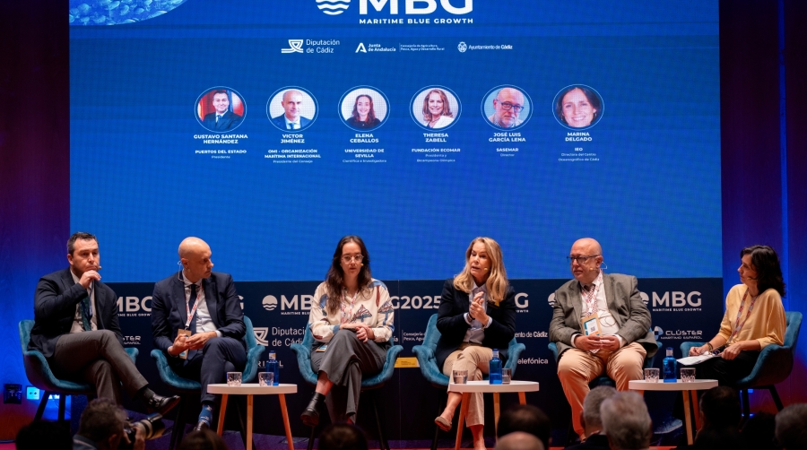 El presidente de Puertos del Estado, Gustavo Santana (primero por la izquierda), y el presidente del Consejo de la OMI, Víctor Jiménez (segundo por la izquierda), fueron algunos de los destacados profesionales y xpertos que participaron en MBG 2025 en Cádiz.