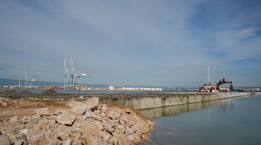 El dique sur del Port de Tarragona ya conecta con los cajones del futuro muelle de Balears