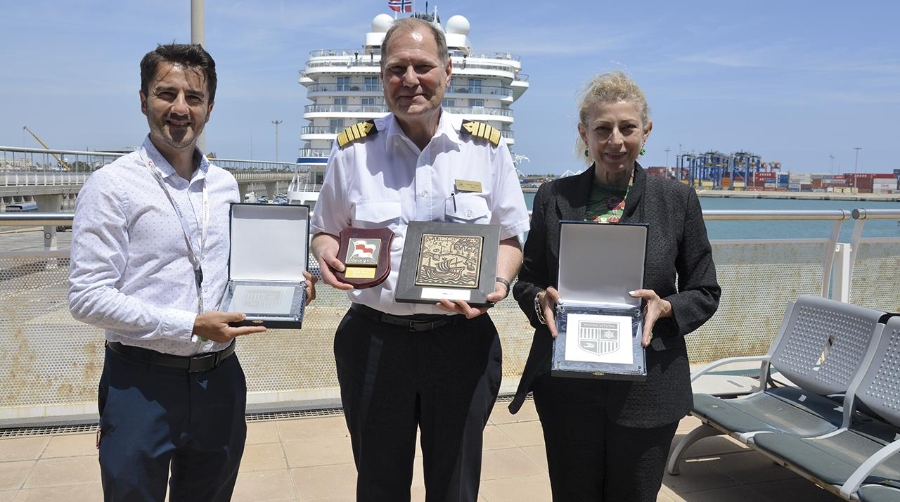 Raúl Soriano, del Departamento de Operaciones de Pérez y Cía en Valencia; Anders Steen, capitán del “Viking Saturn”; y Francesca Antonelli, jefa de Marketing y responsable de Cruceros de la Autoridad Portuaria de Valencia. Foto: Raúl Tárrega.