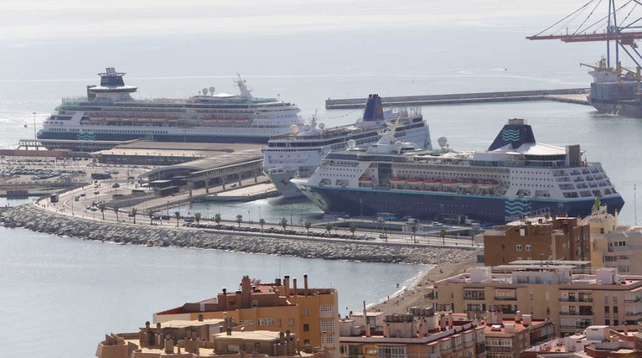 Cruceros atracados en el Puerto de M&aacute;laga.