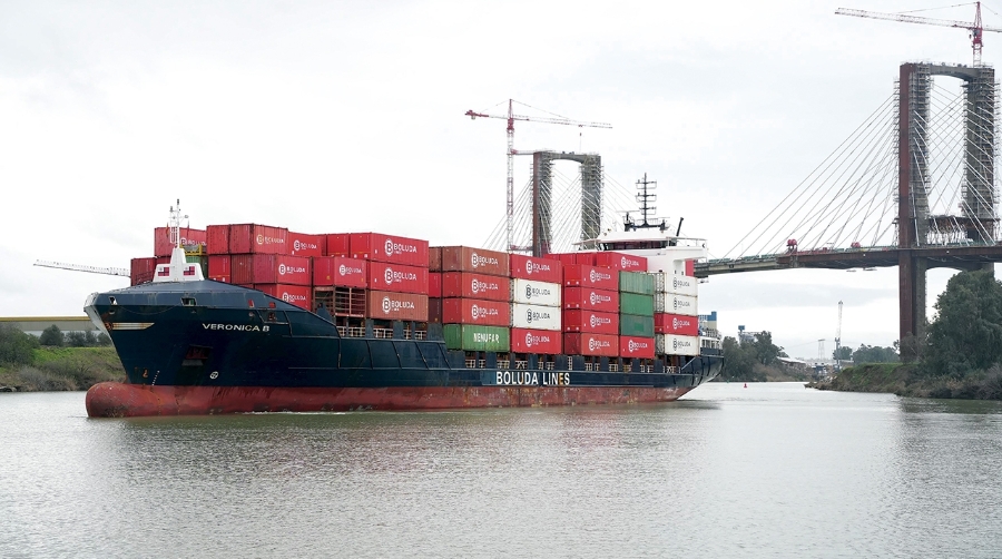 El “Verónica B” accediendo hoy a la Terminal de Contendores de Sevilla.