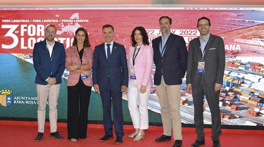 Luis Garrido, director de Logística de Grupo Raminatrans; Fátiza Zayed, gerente de VPI Logística; Robert Raga, alcalde de Ribarroja; Loli Dolz, directora de Publicaciones no diarias de Grupo Diario y moderadora de la mesa de debate; Andrés Morata, director general de Nederval; y Vicente Palomo, jefe de la Unidad Técnica de la Oficina del Corredor Mediterráneo. Foto: Raúl Tárrega.