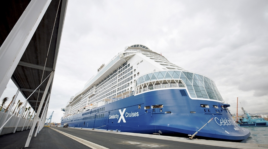 La nave de Celebrity Cruises arribó desde Lisboa con cerca de 4.000 pasajeros.