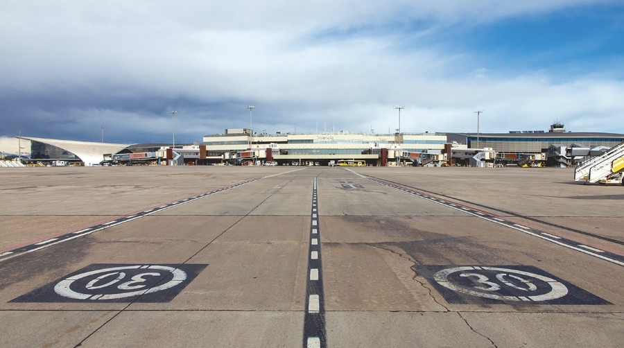 Aena ha licitado el contrato para la realización de tres importantes actuaciones en el Aeropuerto de Valencia, una de ellas será la renovación de la pista.