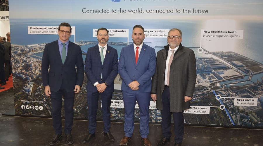 José María Gómez, director de PortCastelló; Ximo Huguet, diputado de Promoción Cerámica; Rafa Simó, presidente de la Autoridad Portuaria de Castellón; y José Pascual Martí, presidente de la Diputación de Castellón, tras el acto de presentación del Puerto en Cevisama. Foto: Raúl Tárrega.