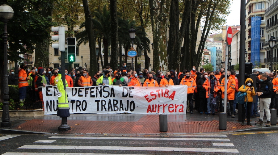 Los estibadores trasladaron ayer su movilizaci&oacute;n al centro de Bilbao. Foto J.P.