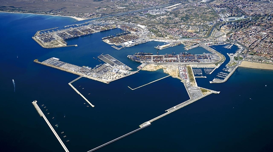 En primer plano, la Ampliación Norte del Puerto de Valencia.