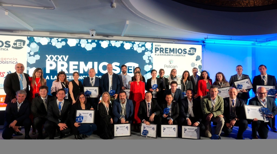 Los galardonados y finalistas posaron al término del acto.