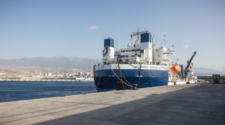 El buque “Cable Enterprise” es el encargado del tendido del cable submarino entre Tenerife y La Gomera, considerado el cable tripolar en alterna más profundo del mundo con 36 km de longitud y hasta 1.145 metros de profundidad.