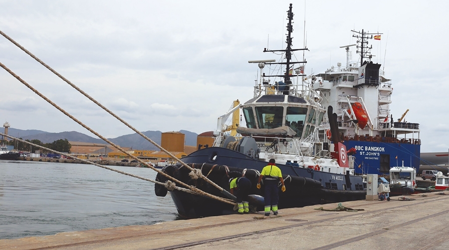 La instalación de nuevas defensas va a mejorar la protección de los buques y del propio muelle frente a impactos.